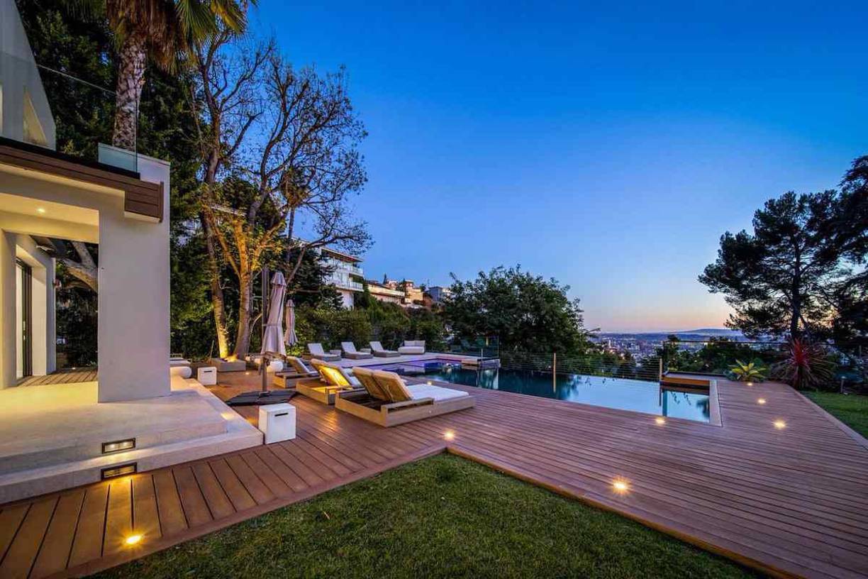 La casa, que cuenta con una casa separada para huéspedes, tiene 8 dormitorios y 7 baños con una total de espacio habitable de más de 7,000 pies cuadrados.