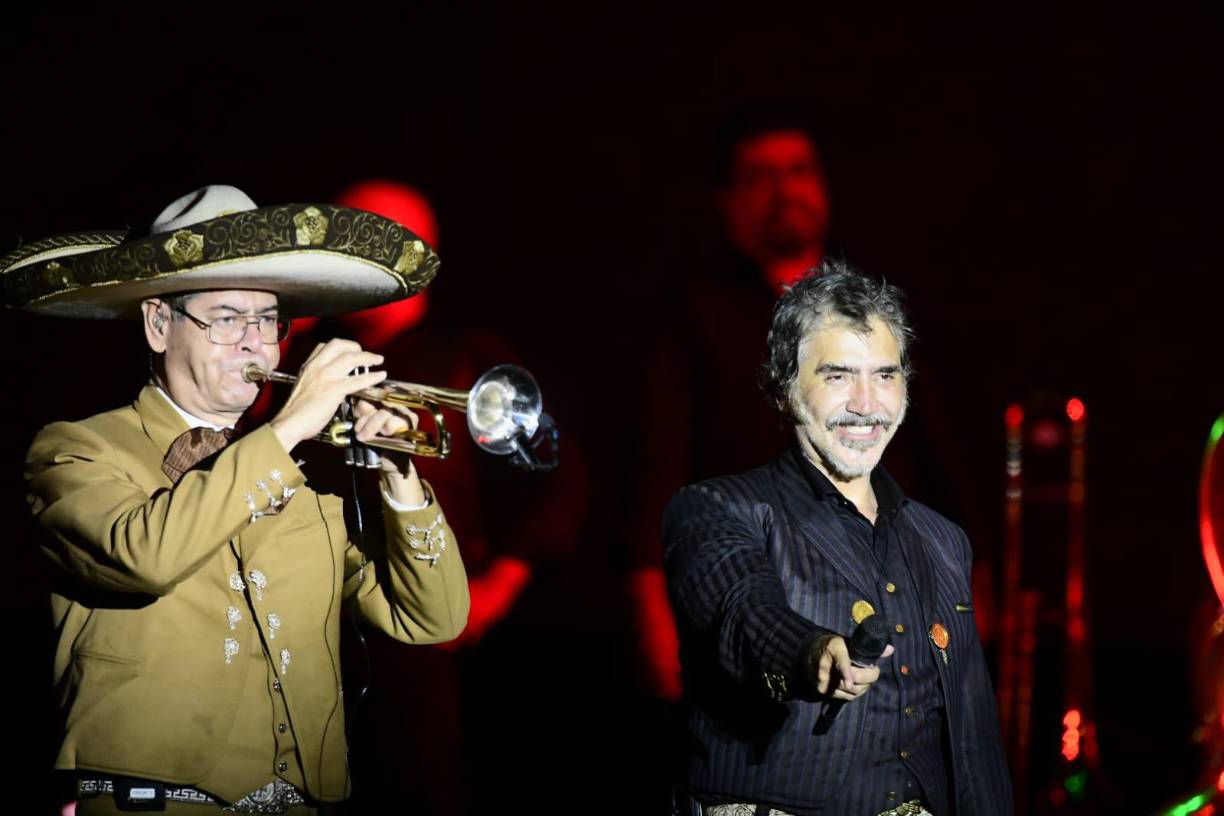 Como su público lo esperaba, corearon los grandes éxitos del género ranchero de su artista favorito.