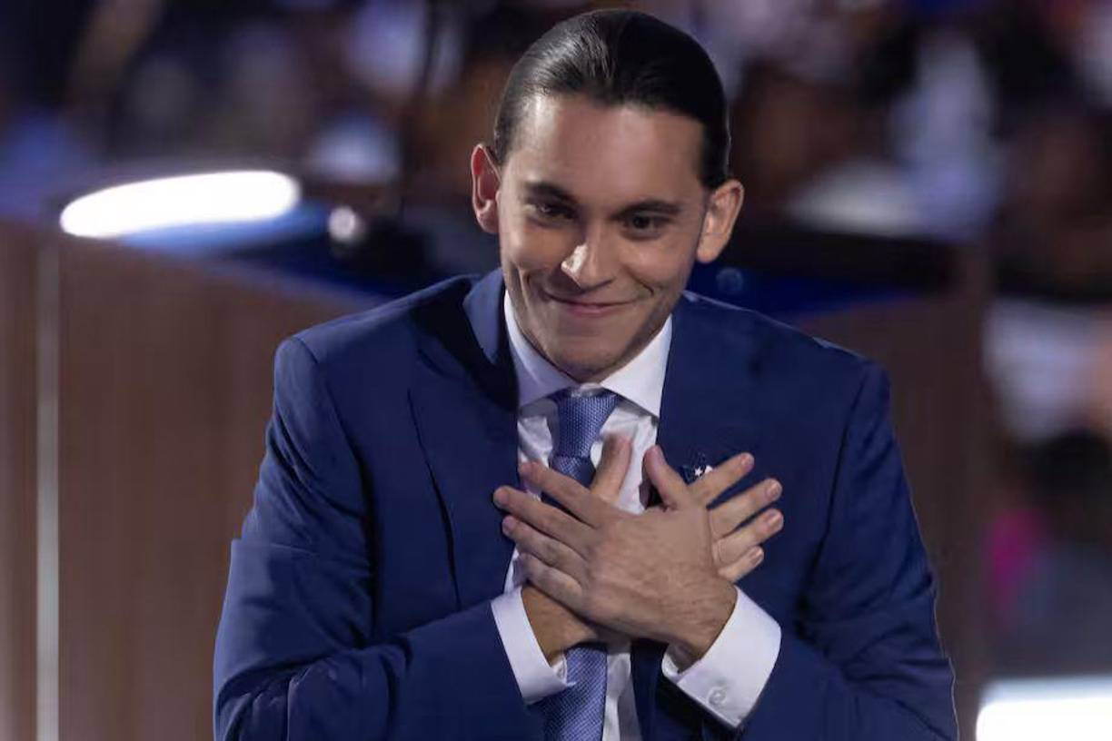 “Buenas noches, mi gente”, comenzó Espina en español, el idioma en el que dirige sus vídeos en TikTok para la comunidad latina en Estados Unidos.