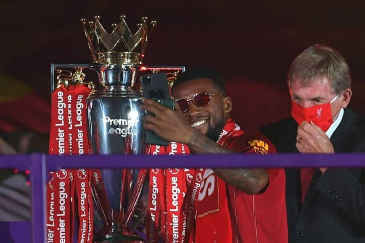 Georginio Wijnaldum se toma una selfie con la copa. Atrás, Kenny Dalglish, último entrenador en conseguir la liga con los 'Reds' hace treinta años', quien fue el encargado de dar las medallas a los campeones.
