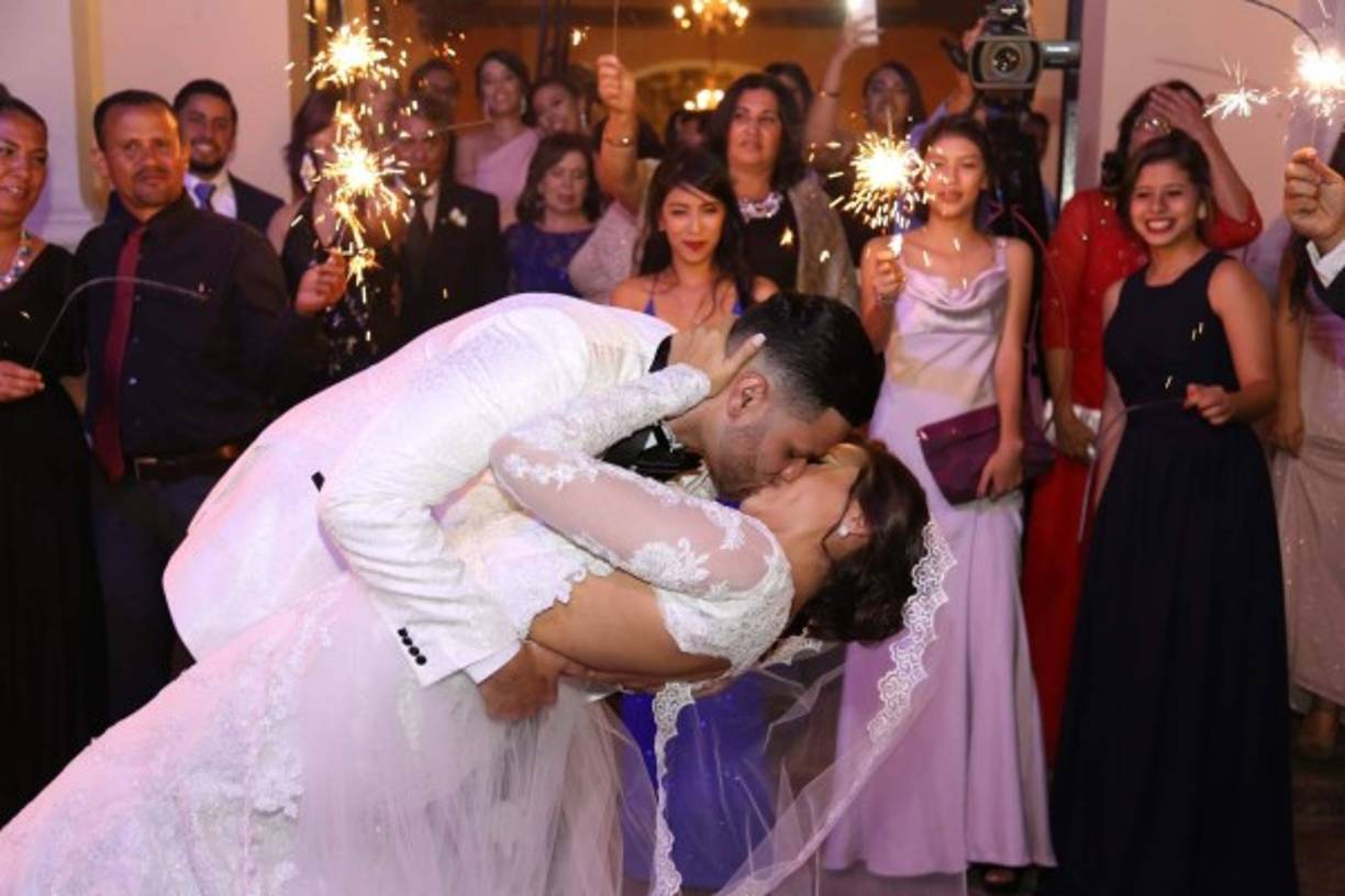 Con un beso sellaron su amor la famosa videovloguera hondureña Ana Alvarado, más conocida como Lipstickfables, quien contrajo matrimonio con el dominicano Jorge Cordero.