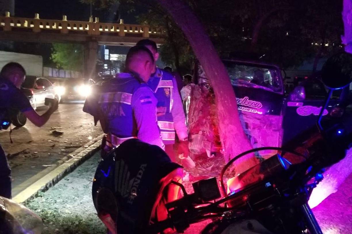 Agentes de la Vialidad y Transporte llegaron a realizar la respetiva investigación del accidente.