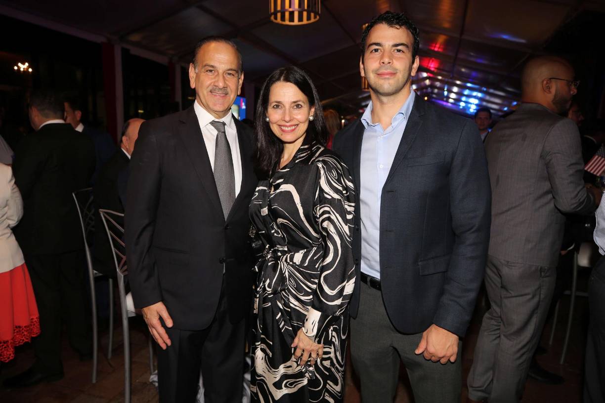 <i><b>Eduardo y Tatiana de Kafati junto a Alberto Kafati</b></i>