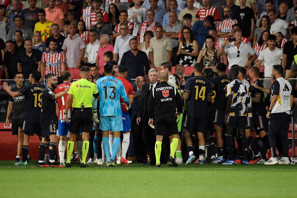 Rápidamente llegaron otros jugadores, cuerpo técnico y autoridades para evitar que creciera la tensión.