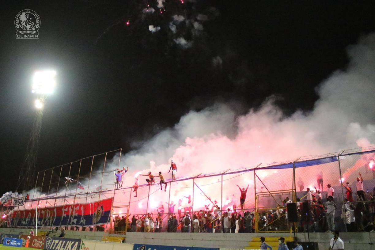 El show de la Ultra Fiel durante el triunfo del Olimpia ante la Real Sociedad.