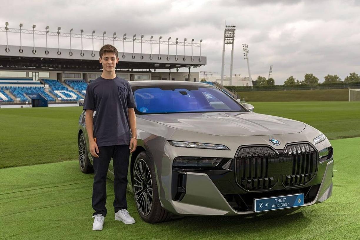 Arda Güler - BMW i7 xDrive 60 (544 CV, con un precio de 139.550 euros).