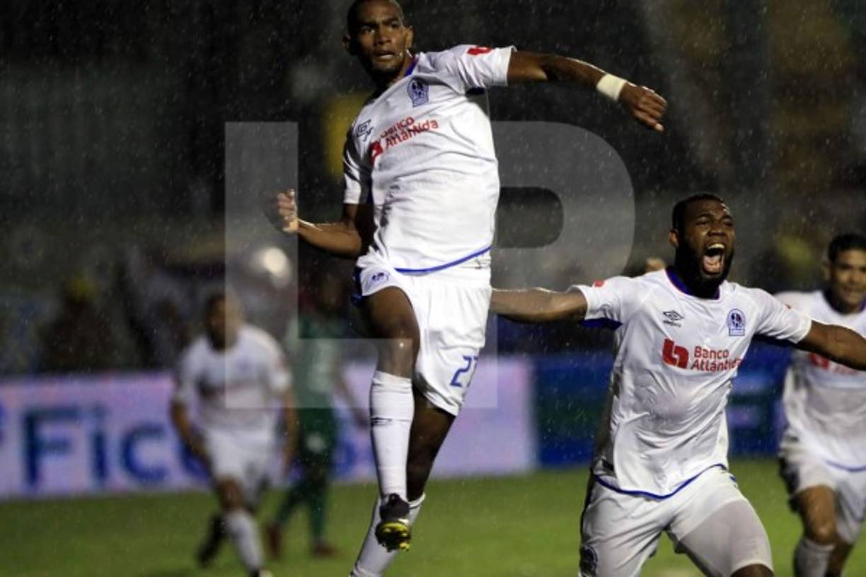 Jerry Bengtson celebrando su gol contra el Marathón.