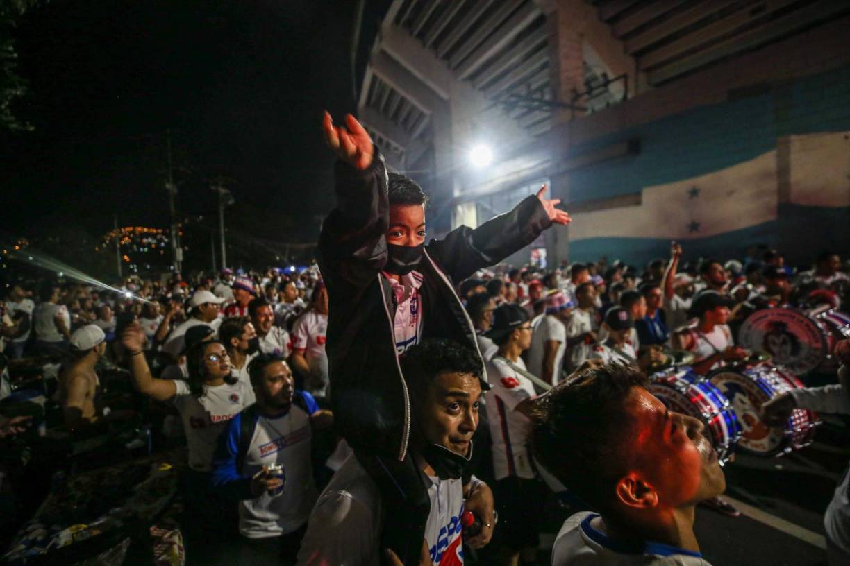 Bellas chicas y la Ultra Fiel: el ambientazo en la semifinal de vuelta Olimpia-Motagua en el Nacional