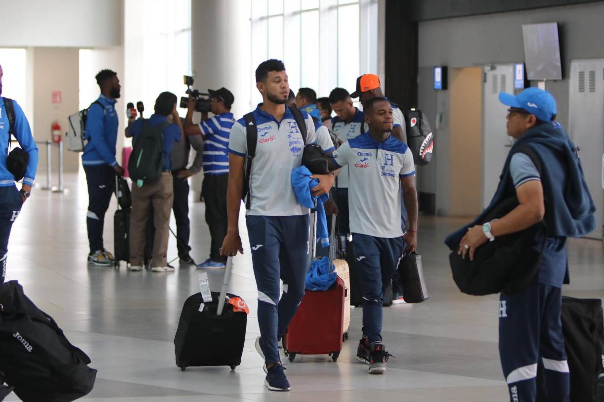 El defensor de Motagua Marcelo Pereira y el mediocampista del Olimpia, Edwin Solano.