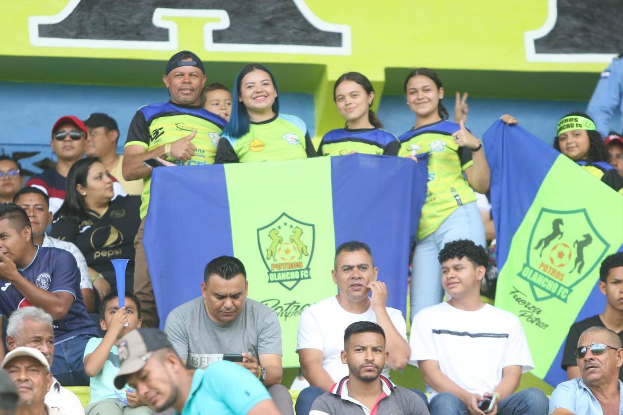 ¡Con buena compañía! Las bellas chicas también se hicieron presentes en el en el Estadio Juan Ramón Brevé.