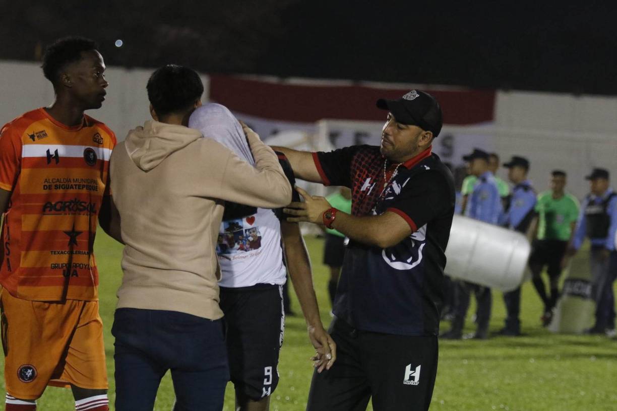 Sin embargo, del otro lado de la moneda, las cámaras de Diario LA PRENSA captaron las uras imágenes de los futbolistas de Independiente tras la derrota.