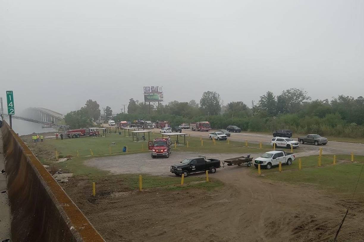 Bomberos de la zona llegaron a auxiliar a los heridos para ser trasladados casi de inmidiato a un centro asistencial.