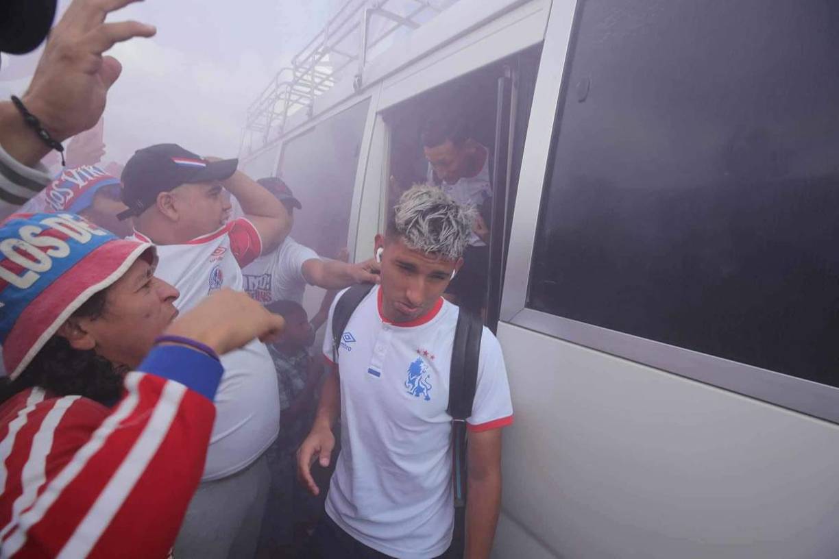 Bajo una cortina de humo de las bengalas salieron los jugadores del Olimpia del autobús que los llevó al estadio Nacional Chelato Uclés.