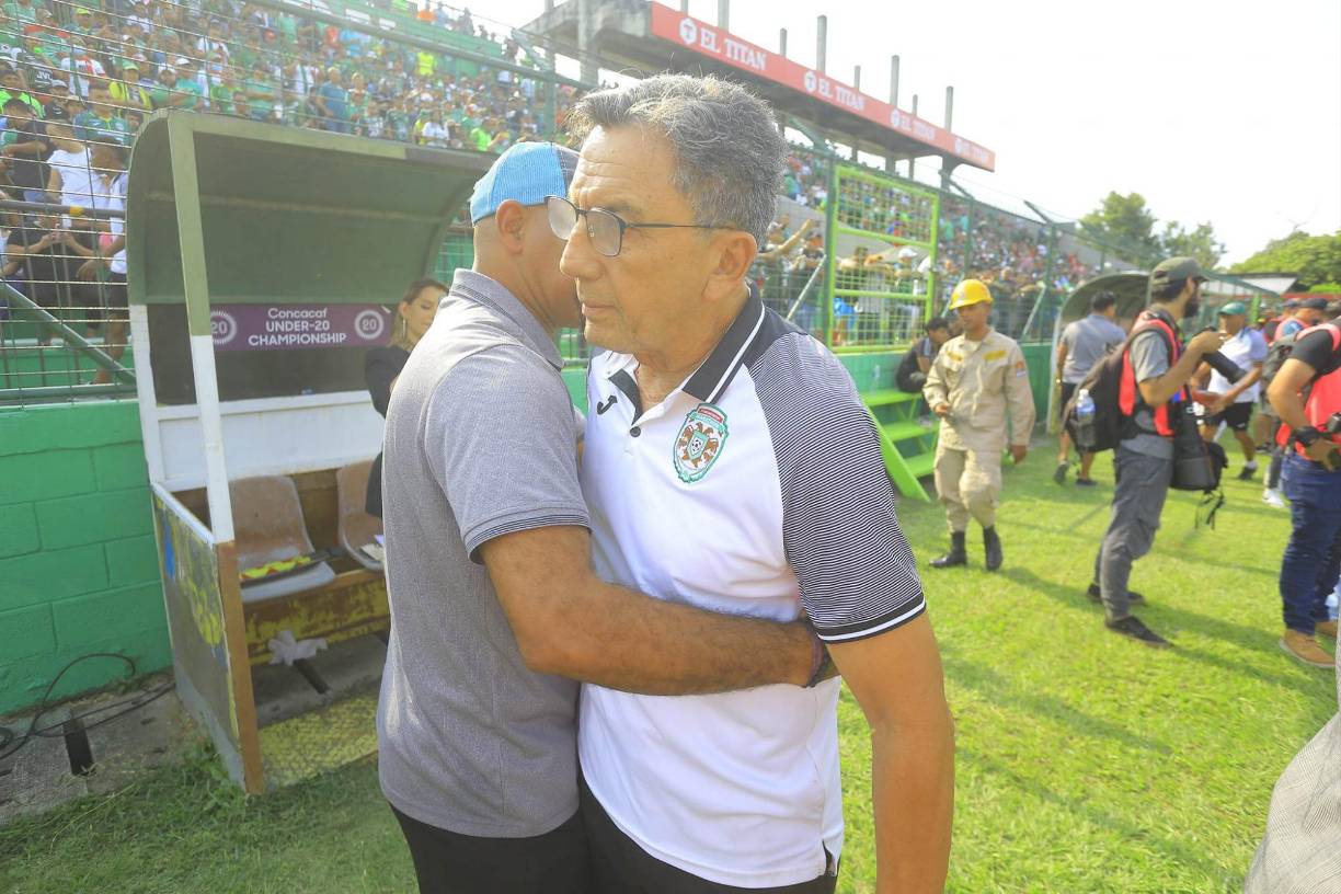 Antes del inicio del partido, Salomón Nazar y Ninrod Medina se dieron un abrazo mostrando el respeto que se tienen.