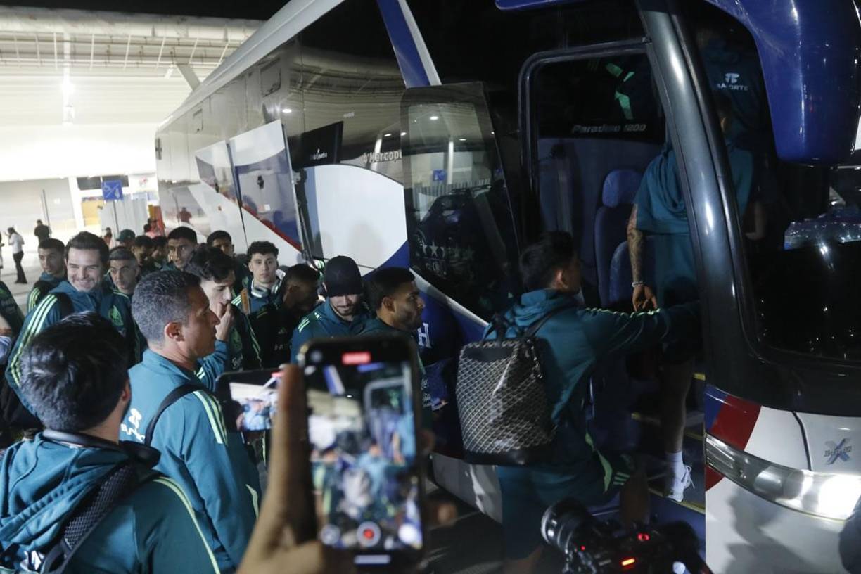Un autobús esperaba a los seleccionados mexicanos para llevarlos al hotel de concentración en San Pedro Sula.