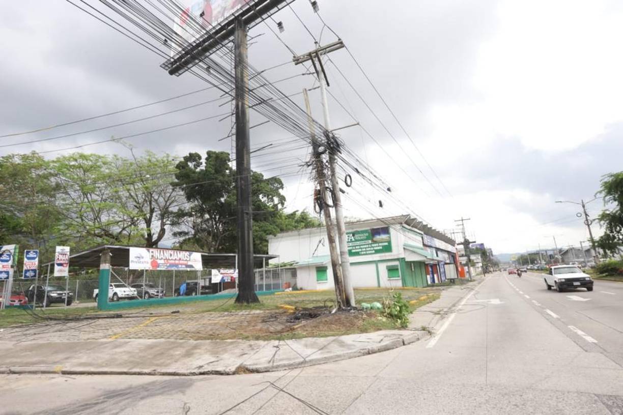 Para los ciudadanos, es la alcaldía quien debe ordenar a las compañías de cable, Enee y demás empresas que instalen más postes y despejen los ya existentes, que están saturados y a punto de ceder.