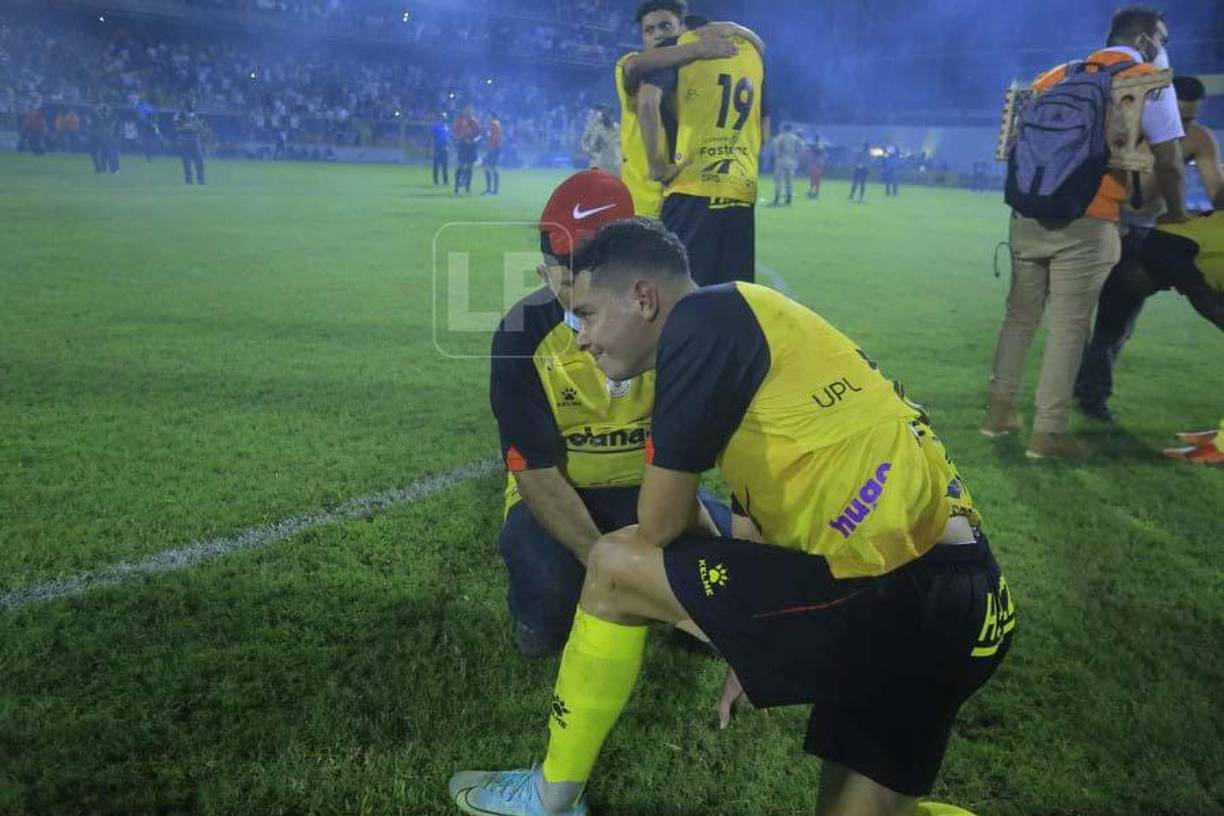 El volante Jhow Benavídez fue uno de los jugadores de la máquina que más sintió la derrota.