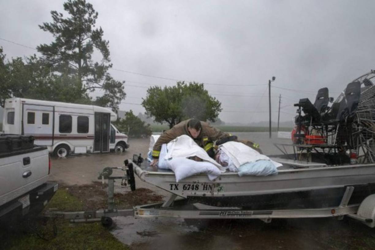 Los equipos de rescate comenzaron hoy a evacuar Grifton, una pequeña localidad de Carolina del Norte amenazada por los crecientes niveles de agua en un arroyo cercano y en el río Neuse.