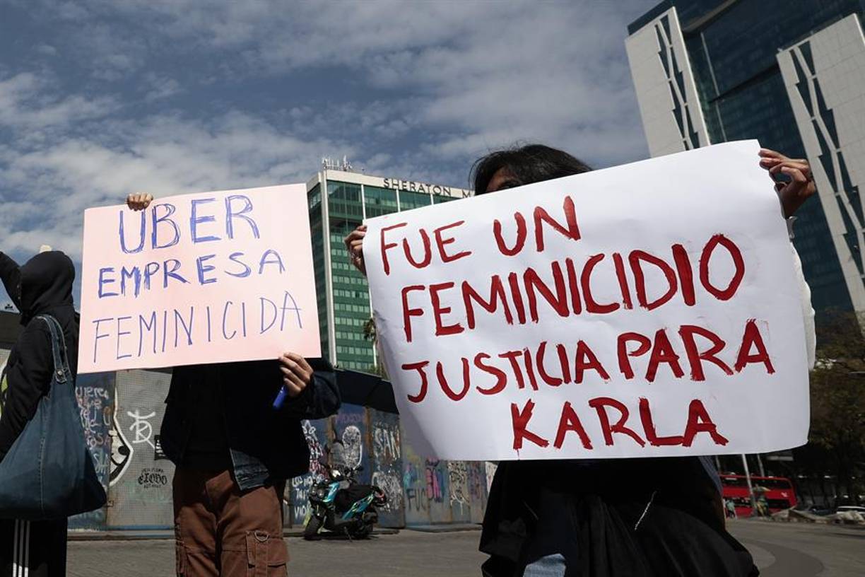 Brisa, quien estuvo acompañada por integrantes de colectivos feministas y de la comunidad trans, señaló que en estos días ha salido a las calles a exigir justicia por el feminicidio de su madre y para que la empresa se responsabilice por las consecuencias del crimen.
