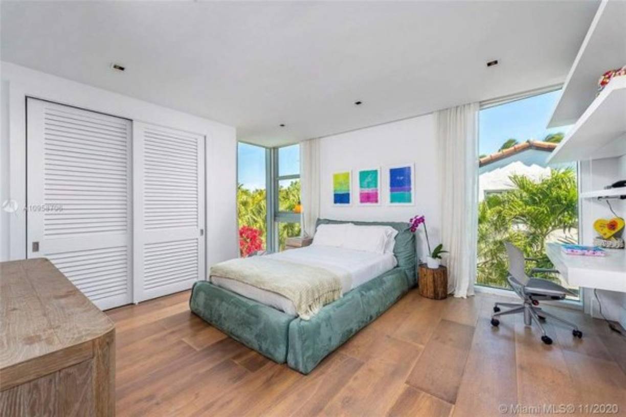 La casa cuenta con cinco habitaciones.