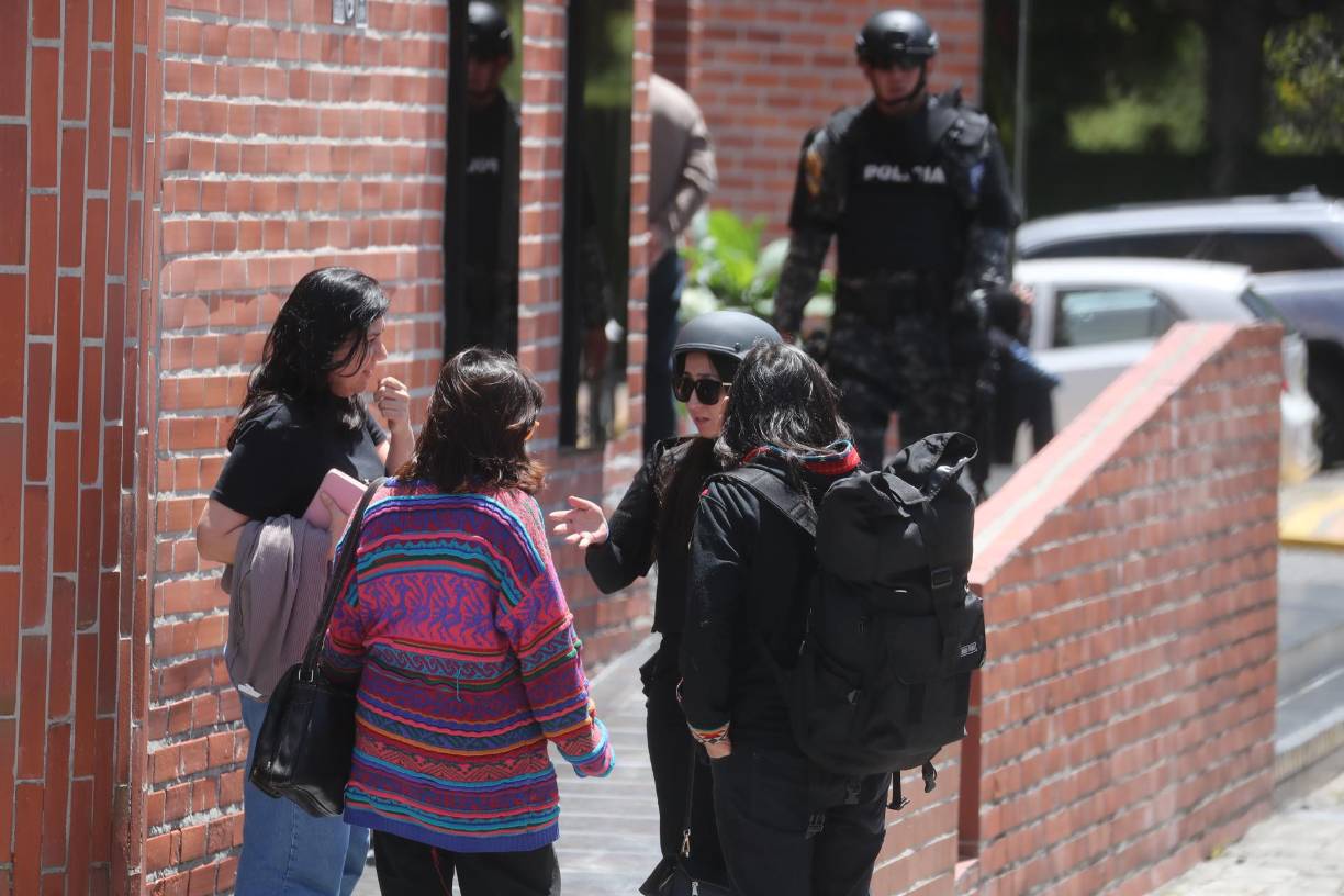 De acuerdo a Salinas, los policías fueron trasladados para varios centros médicos y “al momento su pronóstico es estable”.