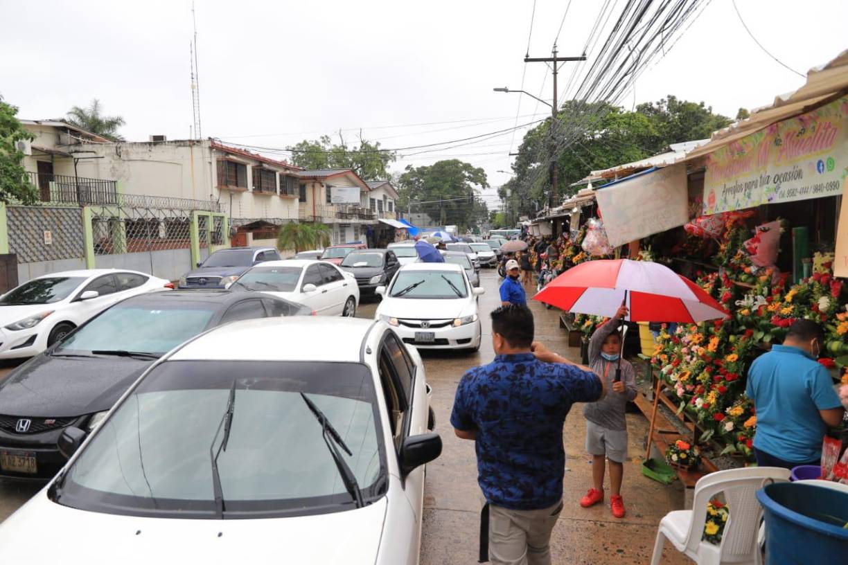 La siete calle del populoso barrio sampedrano se llenaron de conductores que buscaban el mejor regalo. 