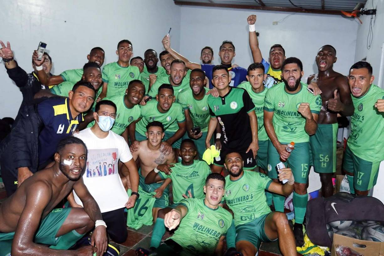 En el vestuario del Argelio Sabillón se desató la locura de los jugadores del Juticalpa FC celebrando el título del Torneo Apertura 2022 de la Liga de Ascenso.
