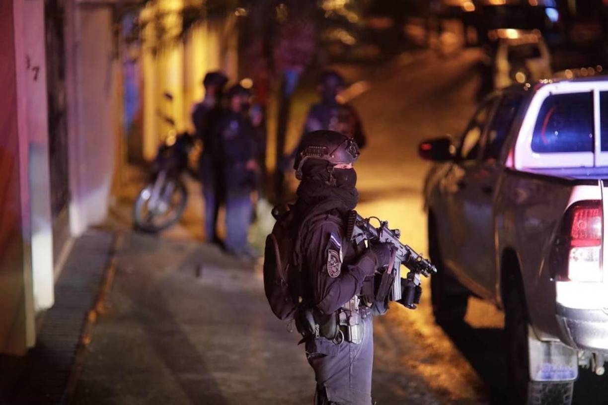 “No es un momento fácil, a nadie se lo deseo, pero también el propósito de este mensaje es que la Policía Nacional, a través de mis apoderados, ha recibido ya el mensaje que estoy presto y listo para colaborar y llegar voluntariamente con su acompañamiento en el momento que el juez natural que designe la honorable Corte Suprema de Justicia así lo decida, para poder enfrentar esta situación y defenderme”, dijo él. 