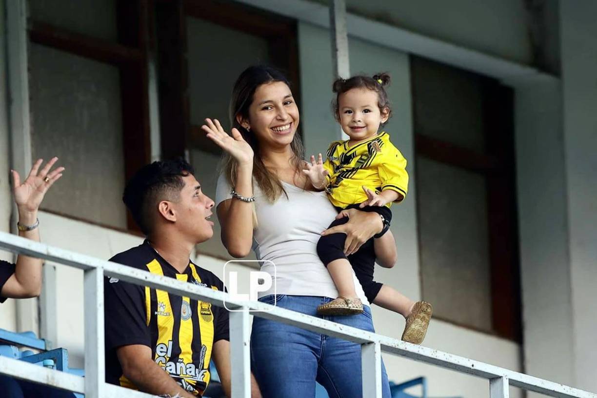 La familia aurinegra alentando al Real España en el Morazán.