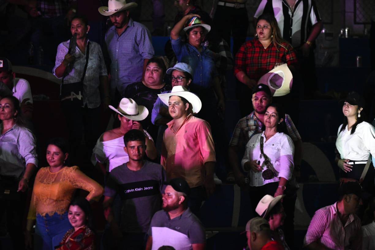 Sampedranos cantan y bailan al ritmo de El Trono de México