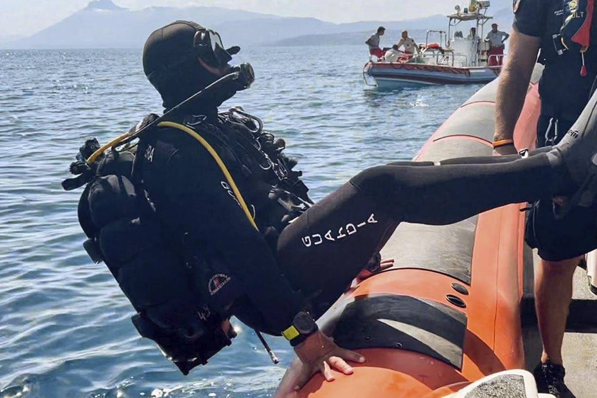 A media mañana, los equipos de búsqueda localizaron el cuerpo y una hora después lograron recuperarlo y llevarlo a tierra firme para ser trasladado en una ambulancia al cementerio de Portici, en Palermo, donde se encuentran los restos mortales de las otras seis víctimas del naufragio.