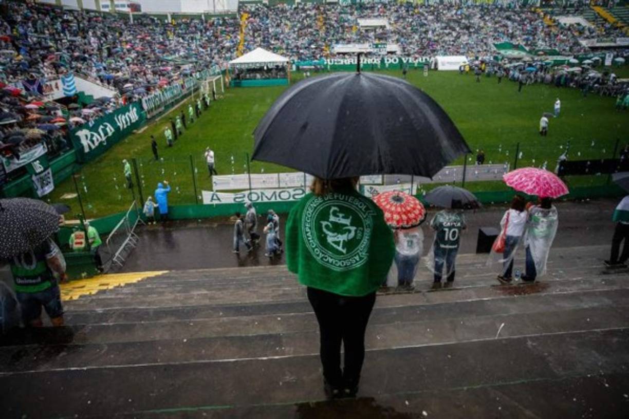 El estadio Arena Condá lució abarrotado para dar el último adiós a los jugadores del Chapecoense fallecidos en el fatídico vuelo que se estrelló el lunes de esta semana.