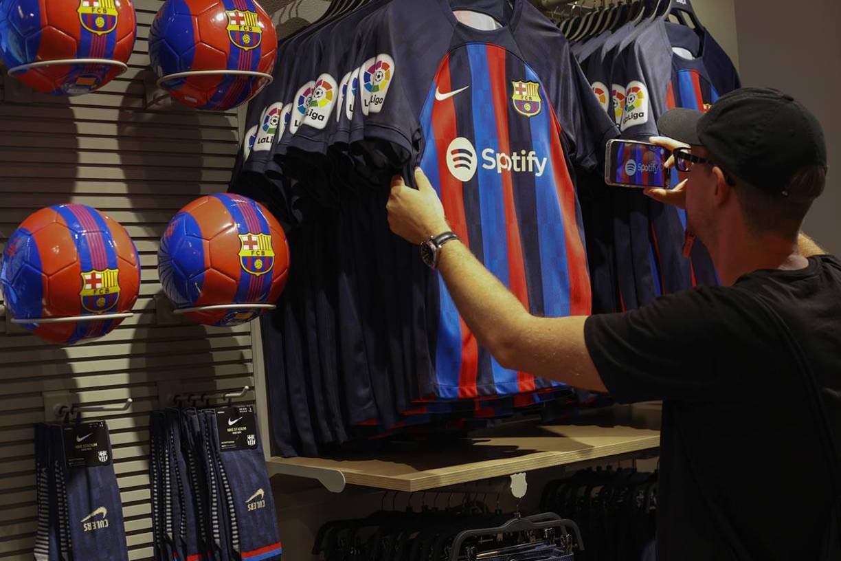 La nueva camiseta ya se puede comprar de forma exclusiva y durante cinco días, en las Barça Store del Camp Nou, Passeig de Gràcia, La Roca Village y del aeropuerto de Barcelona T1 y T2, así como ‘online’ en la tienda electrónica del Barcelona.