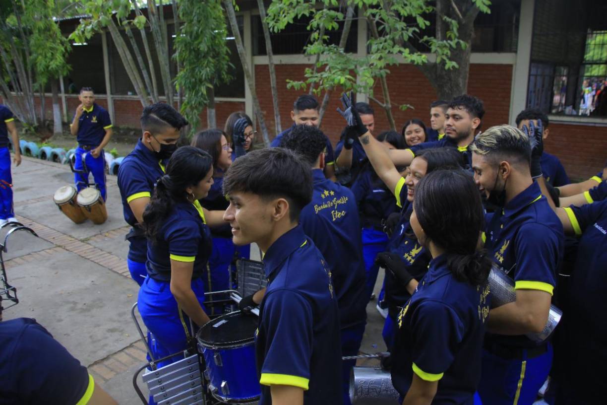 Las bandas de guerra dieron a los sampedranos una muestra de el show que harán el 15 de septiembre.