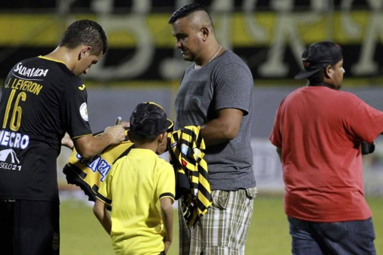 Johnny Leverón le firma autógrafos a unos aficionados del Real España.