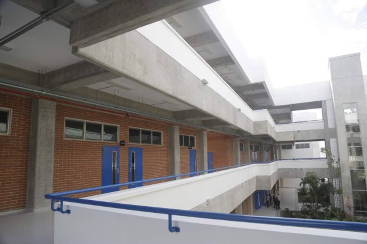 En total, toda la construcción tiene 20,000 metros cuadrados de amplitud de construcción y circulación junto con las áreas externas. Tendrá espacios, como la biblioteca, que podrán ser utilizados por todos los estudiantes de UNAH-VS.<br/>