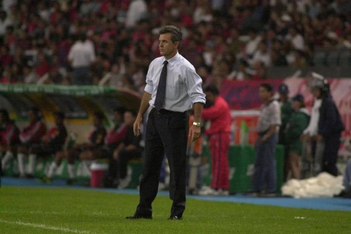 Su carrera como estratega la comenzó a forjar en el Atlas en 1996, tres años después de su retiro como jugador enfundado en los colores de las Chivas de Guadalajara.
