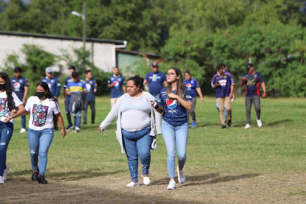 Las chicas del Motagua han llegado para apoyar a su amado club.