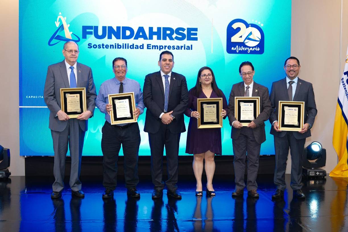 Los colaboradores que tienen 20 años de laborar en Fundahrse también fueron homenajeados. 