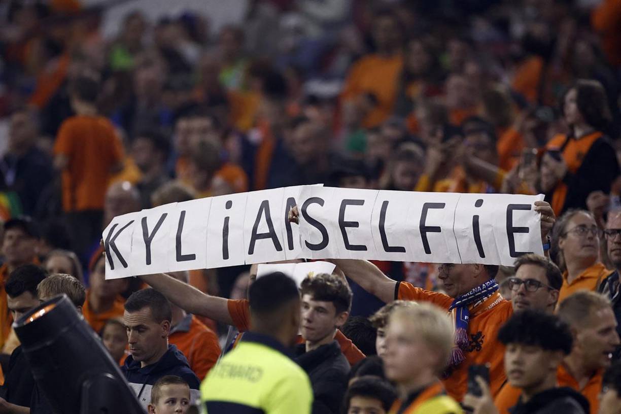 Aficionados holandeses sostienen una pancarta pidiendo una selfie al delantero francés Kylian Mbappé antes del partido.