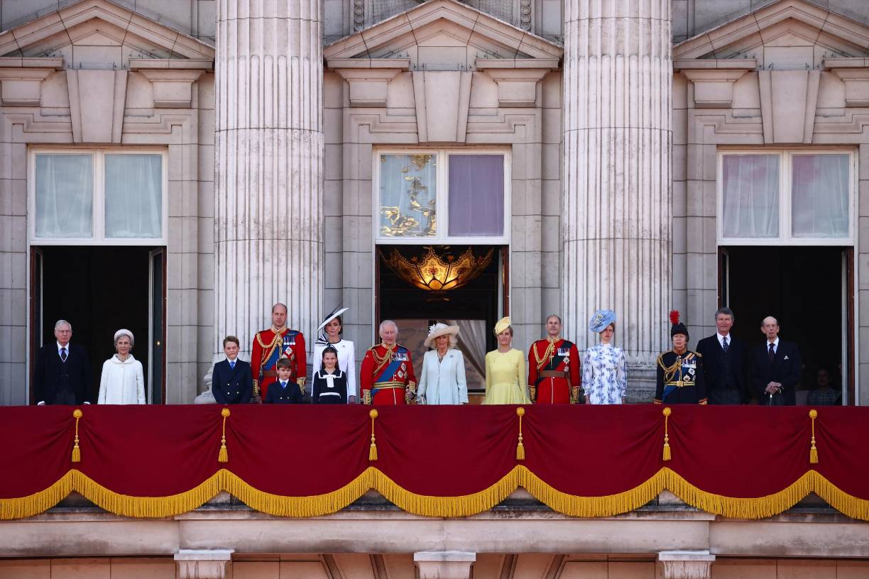Su imagen saludando desde el balcón del Palacio de Buckingham acompañada por su marido William, sus tres hijos y el rey Carlos y la reina Camila era la más esperada después de que diese a conocer el 22 de marzo la noticia de su enfermedad, que impactó al Reino Unido.