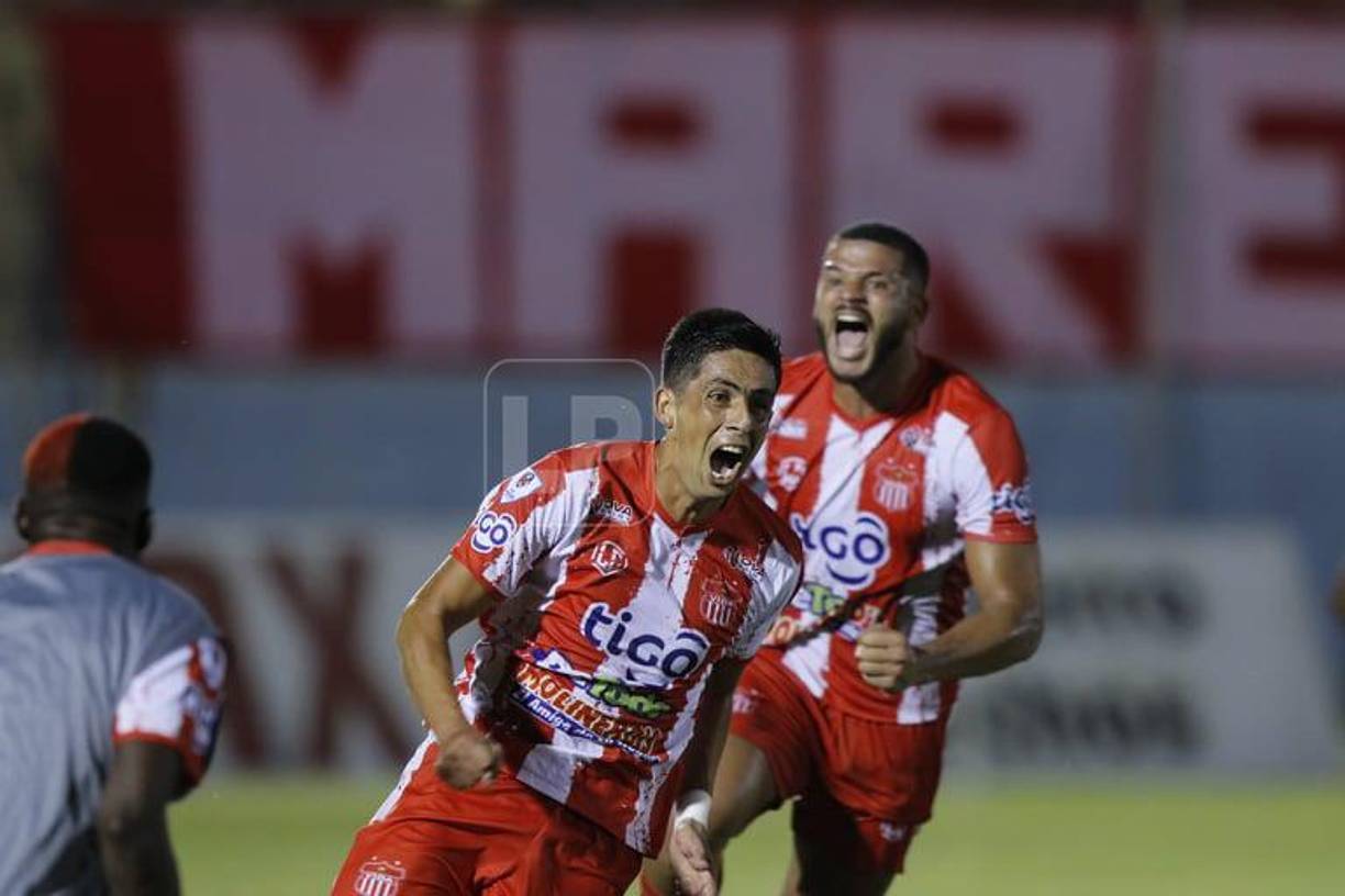 El gran héroe del clásico fue alguien que nadie esperaba: el defensor chileno Marcos Velásquez que llegó para este torneo al balompié catracho. Marcó el gol del triunfo cuando se disputaban 88 minutos.