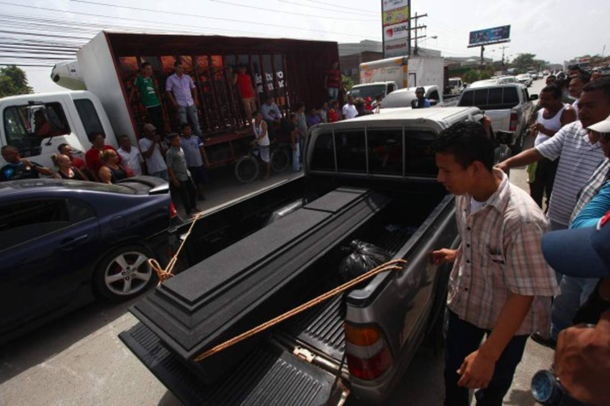 Hasta los muertos se vieron afectados por el paro, al no poder llegar su ataúd hasta el cementerio.