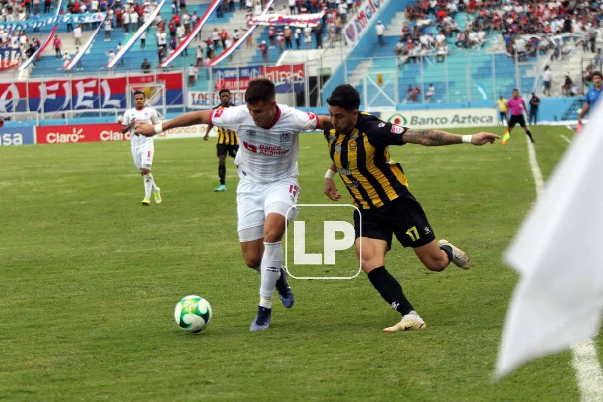  André Orellana luchando por el balón con el delantero paraguayo Pedro Báez.