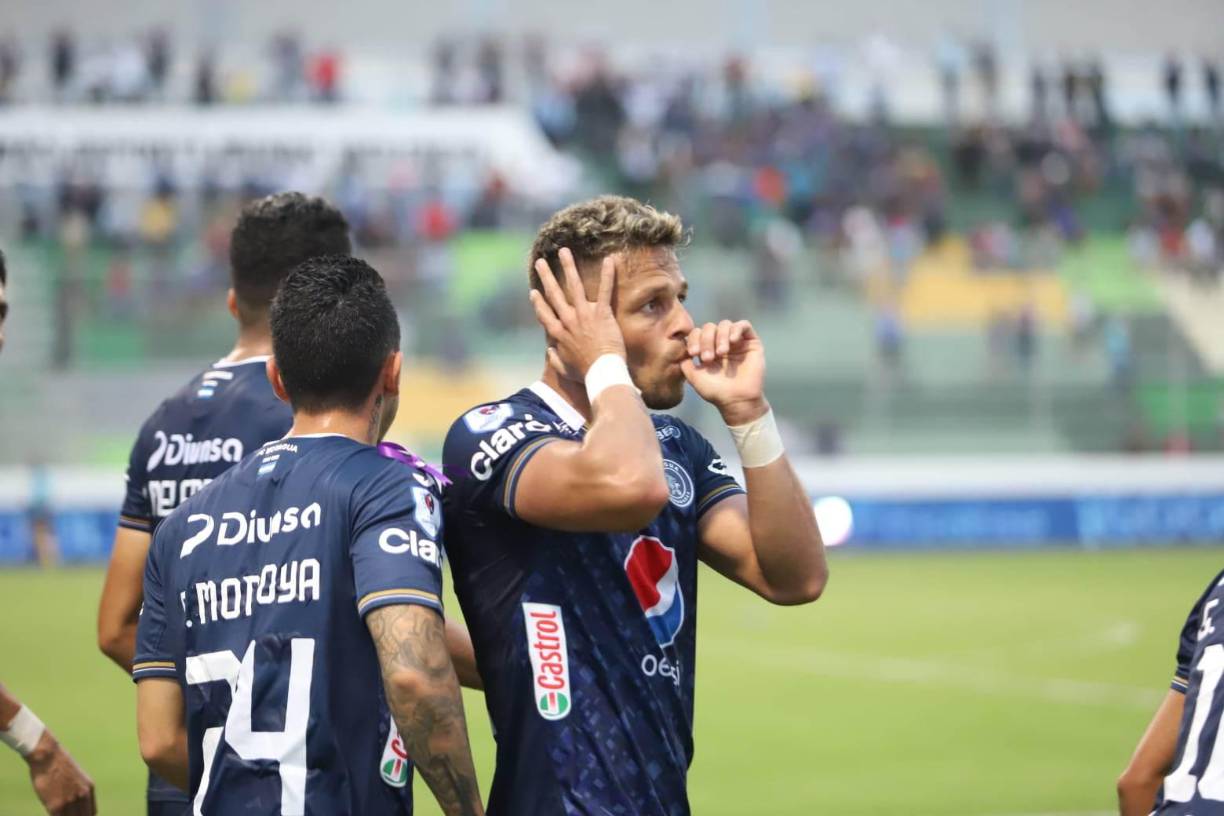 Gaspar Triverio frotó la lámpara y apoyándose de un tiro libre puso el balón en la testa de Marcelo Santos quien giró la cabeza dándole buena dirección al esférico, misma que se fue al fondo. Golazo del Motagua y a celebrar, esto al 88’.
