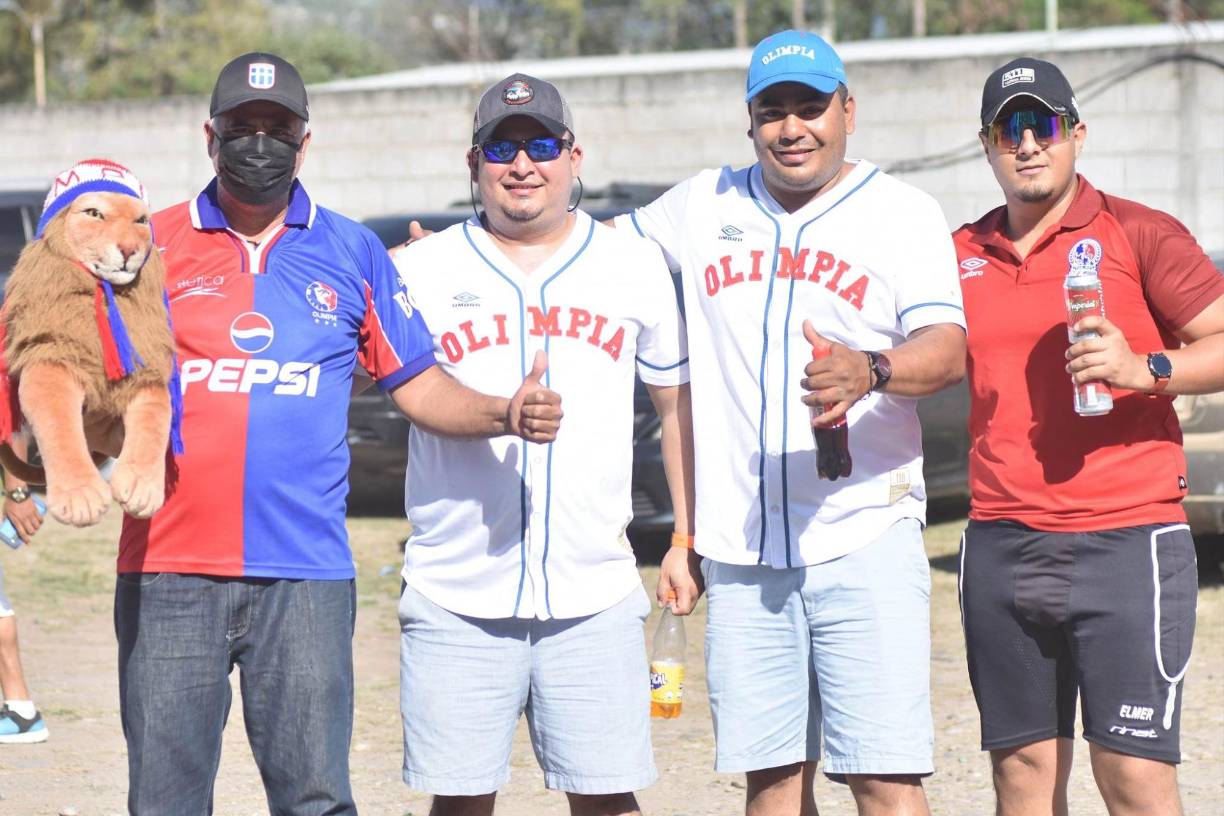 Desde las camisas clásicas, hasta las actuales. Así llegaron identificados los hinchas de Olimpia para disfrutar de encuentro.