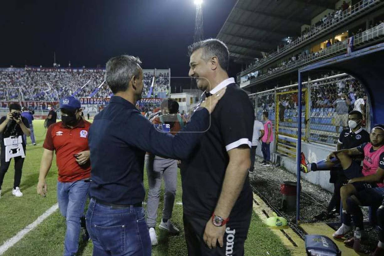 Pablo Lavallén y Diego Vázquez en el momento que se saludaban.