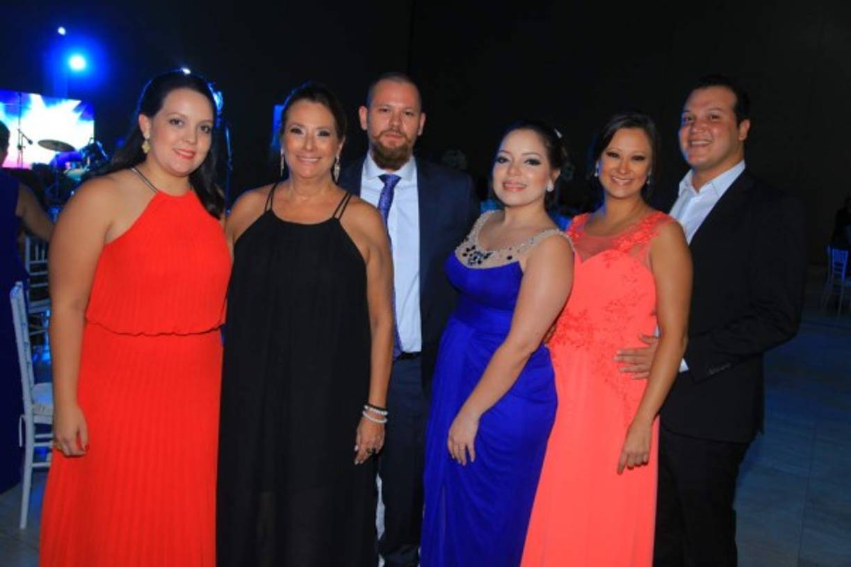 Marcela Cáceres, Nydia Bodden y Juan Milla con Jessy Gutiérrez, Nydia Milla y David Cárdenas.