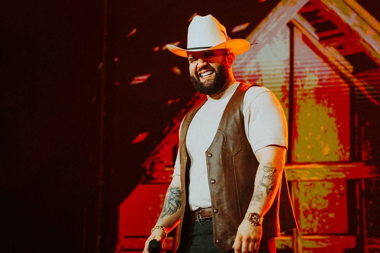 1. El nombre completo del cantante es Óscar Armando Díaz De León Huez y nació en el 26 de junio de 1989 en Hermosillo, Sonora