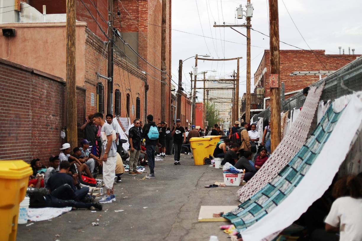 Sobre el asfalto de las ciudades de Brownsville y El Paso, en Texas, migrantes buscan un lugar cómodo para pernoctar. Han cruzado la frontera desde México, adelantándose a un anunciado cambio en las regulaciones estadounidenses que podría complicar a los que vienen detrás. 